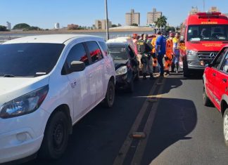 Engavetamento envolvendo quatro veículos resulta em motorista ferido em viaduto de Uberlândia Engavetamento envolvendo quatro veículos resulta em motorista ferido em viaduto de Uberlândia