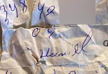 Homem é preso em MG após jogar papel com nome e número de telefone para menina de 11 anos Homem é preso em MG após jogar papel com nome e número de telefone para menina de 11 anos