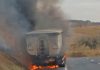 Incêndio em Rodocaçamba com Cloreto de Potássio na BR-050 se Espalha para a Vegetação em Uberlândia Incêndio em Rodocaçamba com Cloreto de Potássio na BR-050 se Espalha para a Vegetação em Uberlândia