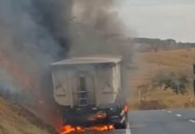 Incêndio em Rodocaçamba com Cloreto de Potássio na BR-050 se Espalha para a Vegetação em Uberlândia Incêndio em Rodocaçamba com Cloreto de Potássio na BR-050 se Espalha para a Vegetação em Uberlândia