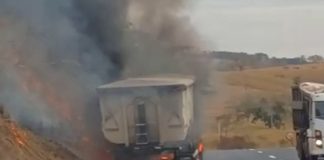 Incêndio em Rodocaçamba com Cloreto de Potássio na BR-050 se Espalha para a Vegetação em Uberlândia Incêndio em Rodocaçamba com Cloreto de Potássio na BR-050 se Espalha para a Vegetação em Uberlândia