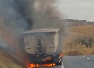 Incêndio em Rodocaçamba com Cloreto de Potássio na BR-050 se Espalha para a Vegetação em Uberlândia Incêndio em Rodocaçamba com Cloreto de Potássio na BR-050 se Espalha para a Vegetação em Uberlândia