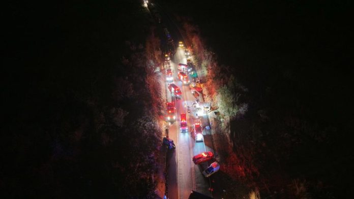 Quatro pessoas morrem e 16 ficam feridas em colisão entre carro e van em rodovia de Uberlândia