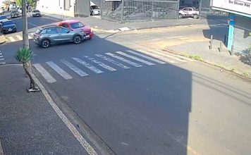 Acidente em Uberlândia: Motorista Causa Colisão ao Desrespeitar Sinal de Pare Acidente em Uberlândia: Motorista Causa Colisão ao Desrespeitar Sinal de Pare