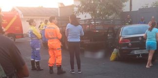 Acidente em Uberlândia resulta na morte de idosa prensada entre carro e caminhão Acidente em Uberlândia resulta na morte de idosa prensada entre carro e caminhão