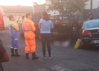 Acidente em Uberlândia resulta na morte de idosa prensada entre carro e caminhão Acidente em Uberlândia resulta na morte de idosa prensada entre carro e caminhão