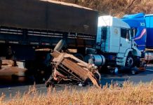 Acidente entre van e carreta deixa sete trabalhadores feridos no Anel Viário de Uberlândia Acidente entre van e carreta deixa sete trabalhadores feridos no Anel Viário de Uberlândia