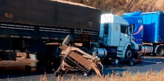 Acidente entre van e carreta deixa sete trabalhadores feridos no Anel Viário de Uberlândia Acidente entre van e carreta deixa sete trabalhadores feridos no Anel Viário de Uberlândia