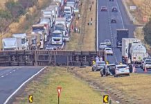 Acidente na BR-050: Carreta Bitrem Tomba e Trânsito É Interrompido por Quatro Horas Acidente na BR-050: Carreta Bitrem Tomba e Trânsito É Interrompido por Quatro Horas