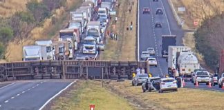 Acidente na BR-050: Carreta Bitrem Tomba e Trânsito É Interrompido por Quatro Horas Acidente na BR-050: Carreta Bitrem Tomba e Trânsito É Interrompido por Quatro Horas