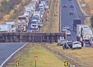 Acidente na BR-050: Carreta Bitrem Tomba e Trânsito É Interrompido por Quatro Horas Acidente na BR-050: Carreta Bitrem Tomba e Trânsito É Interrompido por Quatro Horas