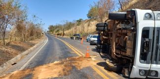 Acidente na BR-365: Carreta Tomba em Uberlândia e Motorista é Ferido Acidente na BR-365: Carreta Tomba em Uberlândia e Motorista é Ferido