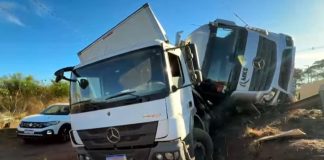 Acidente na Marginal da BR-365 em Uberlândia: Carreta Tomba Após Atropelar Caminhão Acidente na Marginal da BR-365 em Uberlândia: Carreta Tomba Após Atropelar Caminhão