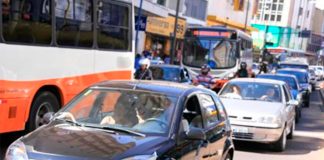Adolescente com TEA dirige ônibus sem permissão: um percurso de 5 km Adolescente com TEA dirige ônibus sem permissão: um percurso de 5 km