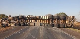 Carreta tomba e bloqueia BR-153 em Frutal Carreta tomba e bloqueia BR-153 em Frutal