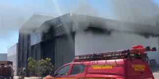 Chamas Destruíram Galpão de Placas em Uberlândia Chamas Destruíram Galpão de Placas em Uberlândia