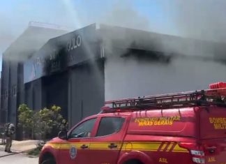 Chamas Destruíram Galpão de Placas em Uberlândia Chamas Destruíram Galpão de Placas em Uberlândia