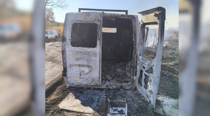 Incêndio em Ambulância Se Alastra para Área de Pastagem Incêndio em Ambulância Se Alastra para Área de Pastagem