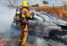 Incêndio em Veículo em Uberaba: Bombeiros Utilizam 300 Litros de Água para Controlar as Chamas Incêndio em Veículo em Uberaba: Bombeiros Utilizam 300 Litros de Água para Controlar as Chamas