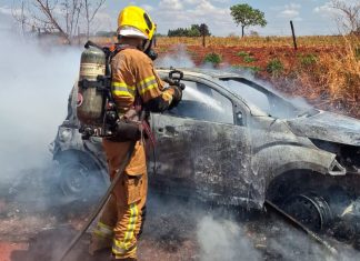 Incêndio em Veículo em Uberaba: Bombeiros Utilizam 300 Litros de Água para Controlar as Chamas Incêndio em Veículo em Uberaba: Bombeiros Utilizam 300 Litros de Água para Controlar as Chamas