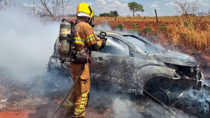 Incêndio em Veículo em Uberaba: Bombeiros Utilizam 300 Litros de Água para Controlar as Chamas