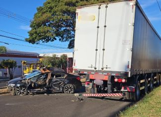 Motorista Não Habilitado Fica Ferido Após Colisão com Carreta em Uberlândia Motorista Não Habilitado Fica Ferido Após Colisão com Carreta em Uberlândia
