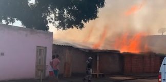 Policiais militares resgatam idoso de incêndio em Araguari Policiais militares resgatam idoso de incêndio em Araguari
