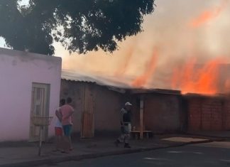 Policiais militares resgatam idoso de incêndio em Araguari Policiais militares resgatam idoso de incêndio em Araguari