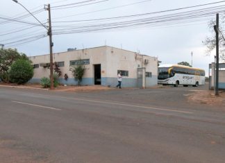Sem Rodoviária, Araguari Adota Local Improvisado para Embarques de Ônibus Sem Rodoviária, Araguari Adota Local Improvisado para Embarques de Ônibus
