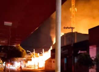 Incêndios devastadores em Uberlândia forçam moradores a evacuar suas casas Incêndios devastadores em Uberlândia forçam moradores a evacuar suas casas