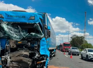 Acidente Envolvendo Quatro Caminhões Deixa Ferido e Congestiona BR-050 em Uberaba Acidente Envolvendo Quatro Caminhões Deixa Ferido e Congestiona BR-050 em Uberaba
