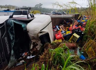 Acidente com Caminhão de Cerveja Gera Congestionamento na Estrada Próxima a Córrego Danta Acidente com Caminhão de Cerveja Gera Congestionamento na Estrada Próxima a Córrego Danta