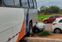Acidente em Araxá: Ônibus Dá Ré e Danifica Carro Estacionado Acidente em Araxá: Ônibus Dá Ré e Danifica Carro Estacionado