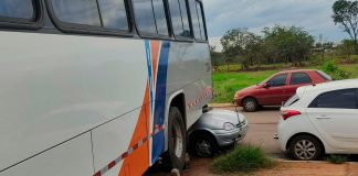Acidente em Araxá: Ônibus Dá Ré e Danifica Carro Estacionado Acidente em Araxá: Ônibus Dá Ré e Danifica Carro Estacionado