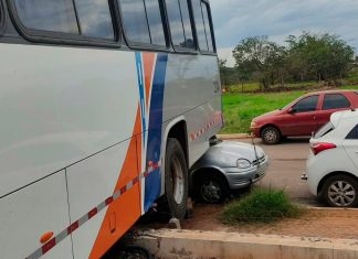 Acidente em Araxá: Ônibus Dá Ré e Danifica Carro Estacionado Acidente em Araxá: Ônibus Dá Ré e Danifica Carro Estacionado