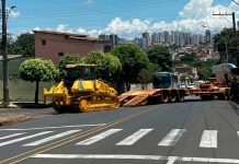 Acidente em Uberlândia: Caminhão Interdita Avenida com Carga de Trator Acidente em Uberlândia: Caminhão Interdita Avenida com Carga de Trator