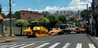Acidente em Uberlândia: Caminhão Interdita Avenida com Carga de Trator Acidente em Uberlândia: Caminhão Interdita Avenida com Carga de Trator