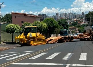 Acidente em Uberlândia: Caminhão Interdita Avenida com Carga de Trator Acidente em Uberlândia: Caminhão Interdita Avenida com Carga de Trator