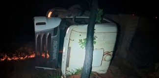 Acidente na MG-188: Motorista Ferido e Carga de Soja Espalhada pela Estrada Acidente na MG-188: Motorista Ferido e Carga de Soja Espalhada pela Estrada