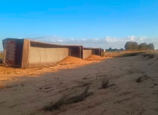 Caminhão de Soja Tomba na BR-146 e Motorista Fica Ferido em Serra do Salitre Caminhão de Soja Tomba na BR-146 e Motorista Fica Ferido em Serra do Salitre