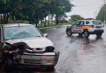 Motorista Embriagado e Sem Habilitação Colide com Caminhão Estacionado Motorista Embriagado e Sem Habilitação Colide com Caminhão Estacionado