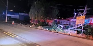 Motorista Foge Após Derrubar Poste na MGC-354 em Presidente Olegário Motorista Foge Após Derrubar Poste na MGC-354 em Presidente Olegário