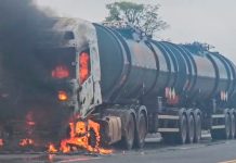 Motorista é rendido e carreta de combustível é incendiada na BR-262 Motorista é rendido e carreta de combustível é incendiada na BR-262