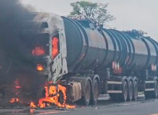 Motorista é rendido e carreta de combustível é incendiada na BR-262 Motorista é rendido e carreta de combustível é incendiada na BR-262