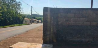 Mulher é encontrada inconsciente e seminua em calçada após visita a templo afro Mulher é encontrada inconsciente e seminua em calçada após visita a templo afro