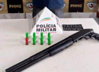 Polícia prende homem com espingarda calibre 12 em Uberaba Polícia prende homem com espingarda calibre 12 em Uberaba