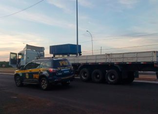 Polícia prende motorista com semirreboque furtado na BR-050, em Uberlândia Polícia prende motorista com semirreboque furtado na BR-050, em Uberlândia