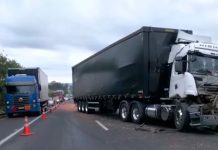 Trecho da BR-050 em Uberlândia fechado devido a acidente entre carretas Trecho da BR-050 em Uberlândia fechado devido a acidente entre carretas