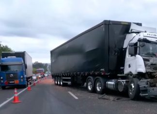 Trecho da BR-050 em Uberlândia fechado devido a acidente entre carretas Trecho da BR-050 em Uberlândia fechado devido a acidente entre carretas
