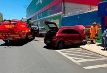 Veículo Avança Sinal e Derruba Muro de Escola em Uberlândia Veículo Avança Sinal e Derruba Muro de Escola em Uberlândia